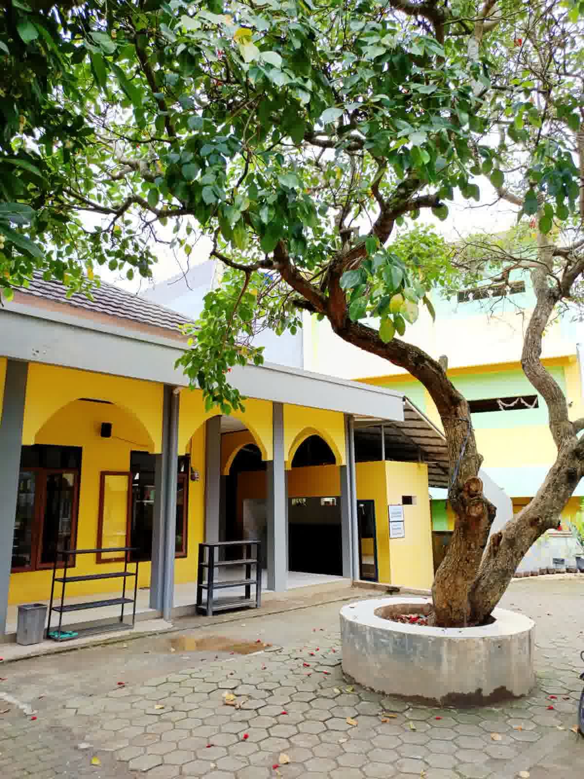 Masjid Sekolah Yang Luas