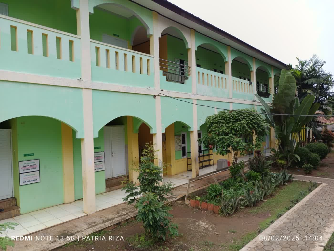 Siswa-siswi Al-Bina Purwakarta belajar bersama di lingkungan sekolah